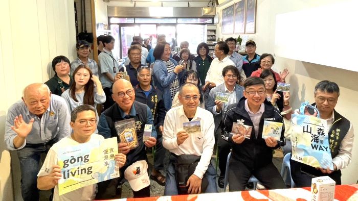 《圖說》「品味貢寮」由在地創生夥伴共同組成，致力打造貢寮地域品牌，農業局長諶錫輝今日〈前排右二〉出席「品味貢寮－淡蘭山海小旅行及伴手禮發表會」，宣傳6款新推出的客製化小旅行。〈農業局提供〉
