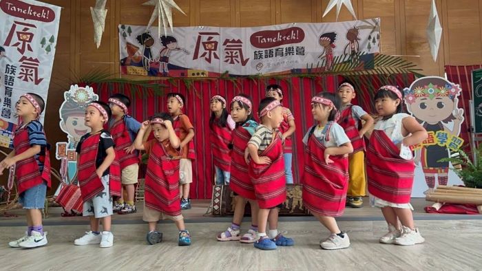 為族語教育注入活力 新北頒原民語言與教育委員雙語聘書 37 《圖說》Tanektek!「原」氣族語育樂營首度推出四天三夜、夜宿校園的全時沉浸式族語環境營隊。〈原民局提供〉