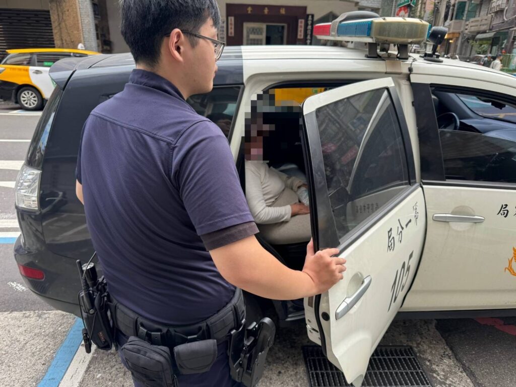 八旬老婦走失迷路 暖警關懷協助返家 19 1764575912881