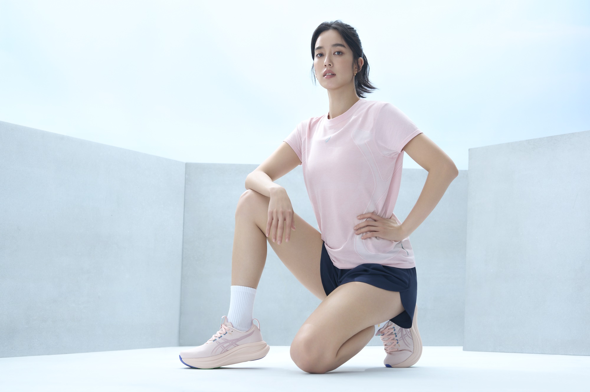 《看裝備》ASICS 頂級緩震跑鞋 GEL-NIMBUS 28 輕量再進化 品牌形象大使陳庭妮 舒適穩定輕盈起跑