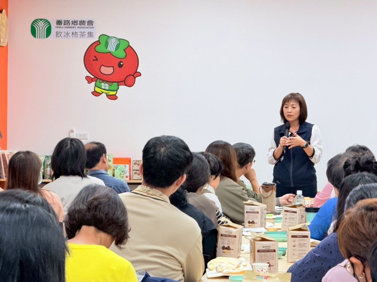 嘉義縣番路鄉農會攜手嘉義縣戶外教育及海洋教育中心合作辦理「114學年度教師研習—家鄉100問・走讀柿鄉番路」活動。（圖/番路鄉農會提供）
