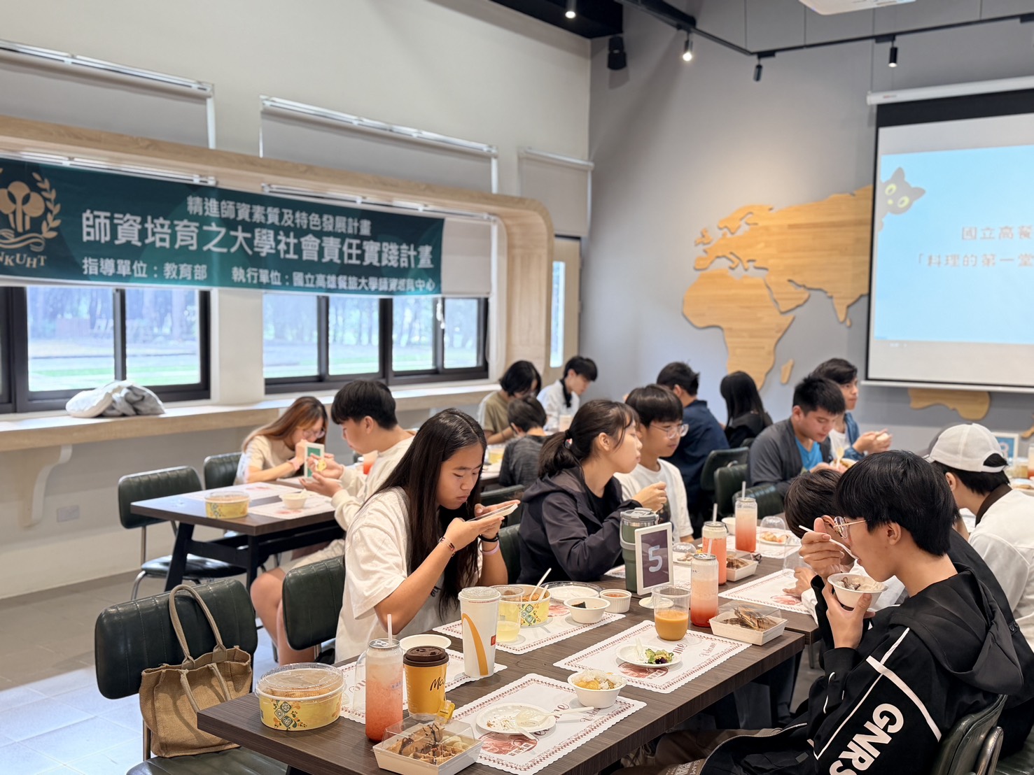 一堂料理課,點亮孩子的未來 高餐大師培中心攜手高餐大附中陪伴高雄弱勢家庭探索職涯方向