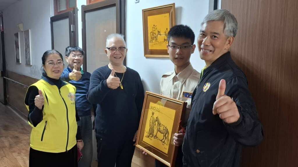 ▲中彰榮家住民致贈鋼筆畫;中彰榮家主任呂德義(右1) 、輔導組長黃秀雲(左1)。(圖/中彰榮家提供)
