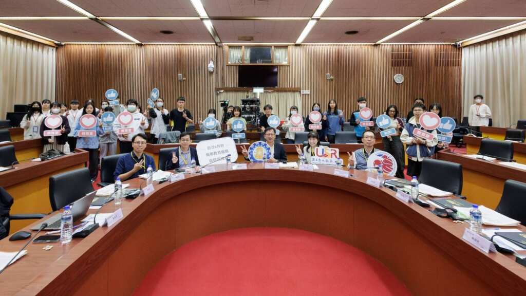 ▲國立彰化師範大學、國立臺南大學、國立暨南國際大學、國立屏東大學與元智大學共五校USR計畫團隊，齊聚「點亮偏鄉的未來：USR教育實踐的藍圖與展望」SIG跨校交流論壇，分享在北中南各地實踐偏鄉教育的經驗與成果。（圖／彰師大提供）