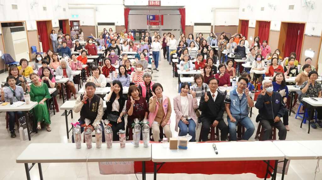 ▲彰化市青溪婦女協會理事長温芝樺動多元課程成效受到地方肯定,值歲末時節,今日下午帶領協會會員,以蝶古巴特技法手作「專屬拼貼保溫杯」。(記者林明佑攝)