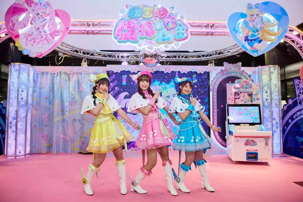深受小朋友喜愛的 YOYO TV 番茄姐姐、葡萄姐姐、雲朵姐姐與大家一同體驗最新機台,搶先感受《祕密的偶像公主》遊戲魅力。