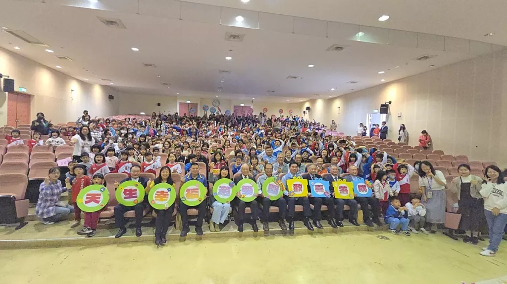 大雅國小「天生幸福遊樂園」啟用典禮因雨改在室內舉行，大合影。（圖/陳惠玲攝影）
