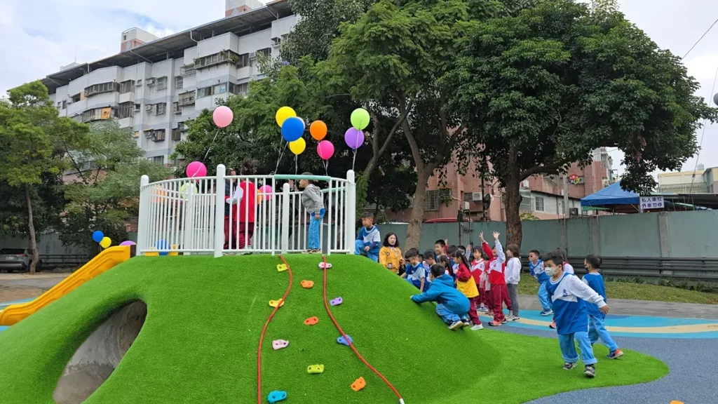 臺中市大雅國小今（1）日上午隆重舉行「天生幸福遊樂園」啟用典禮，啟用儀式因雨改在室內舉行，禮成後雨過天晴，孩童們快樂地體驗遊樂園。（圖/陳惠玲攝影）