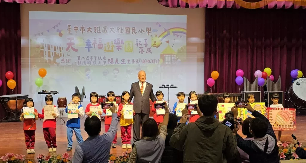 儀式中，大雅國小安排「童心獻禮 幸福傳承」活動，由學童親手繪製感謝卡，代表祝福與心意，贈予天生爺爺。（圖/陳惠玲攝影）