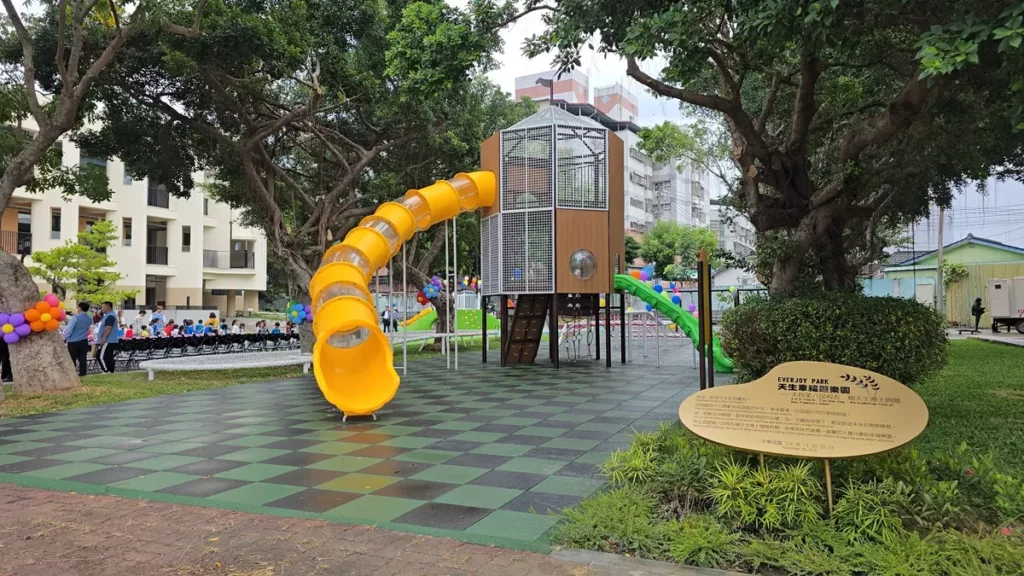 學童們分享體驗心得，皆評價遊樂園設施「非常好玩」。其中從滑梯高速滑下的刺激感最令人期待。（圖/陳惠玲攝影）