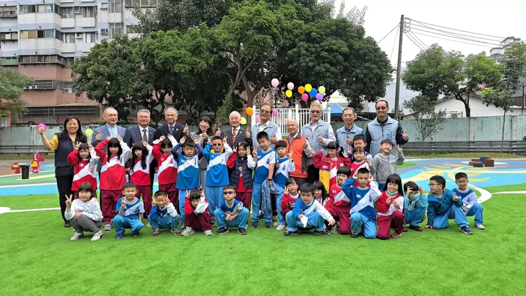 楊天生（後排左六）表示，當他回母校走訪時聽見師生有個多年願望，希望擁有一座孩子自由奔跑、玩耍的遊戲場，深受觸動，決定以這一份特別的生日禮物回饋母校。（圖/陳惠玲攝影）