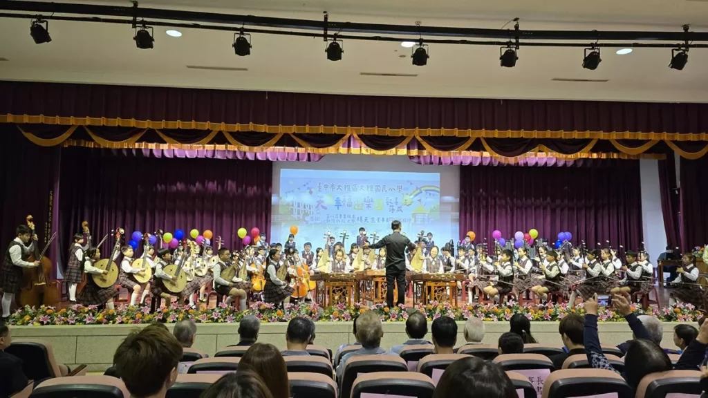 大雅國小國樂團陣容龐大，實力相當！精彩演出畫面。（圖/陳惠玲攝影）