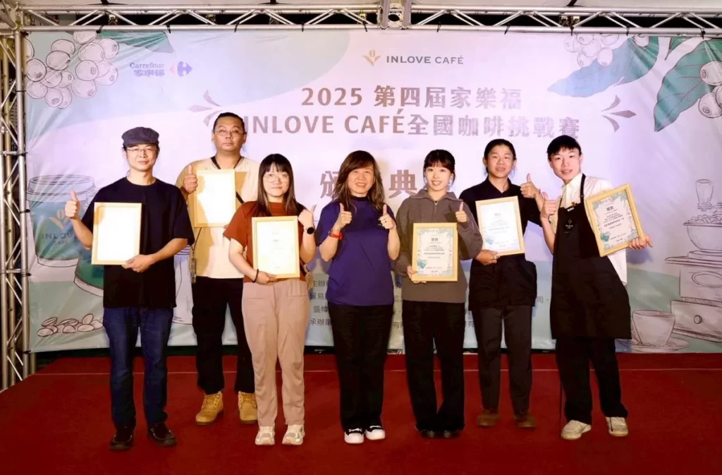 第四屆家樂福 INLOVE CAFÉ 全國咖啡挑戰賽手沖組與創意組前三名與家樂福商品部黃翠華採購長(中)合影