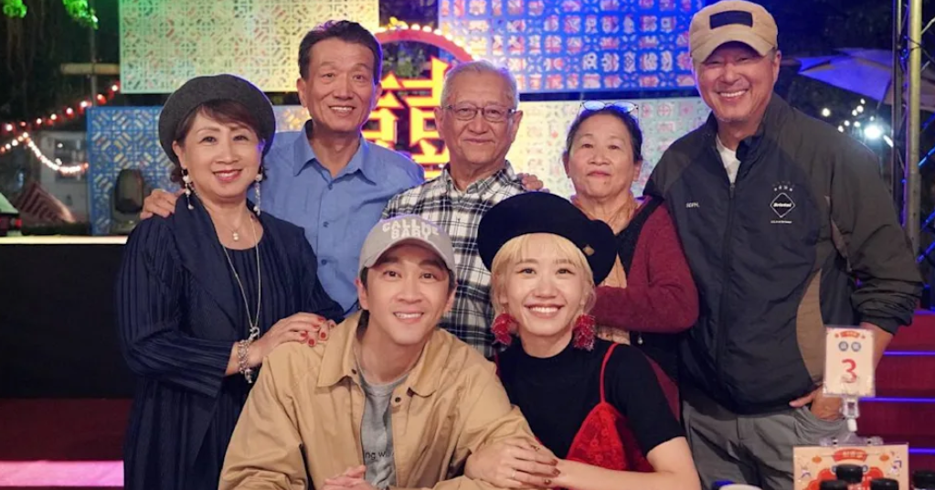 陳漢典、LuLu及雙方家長看王偉忠監製的舞台劇。(圖/金星文創)