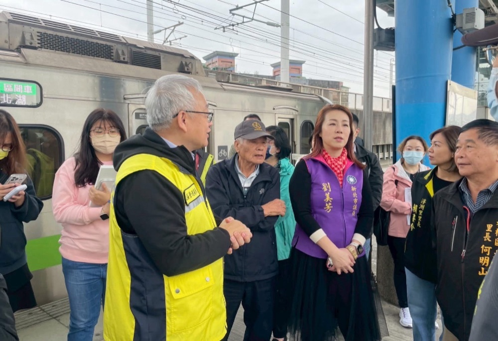 劉美芳會勘浮洲火車站 促台鐵年底完成修繕漏水增設座椅 217 248251201a01