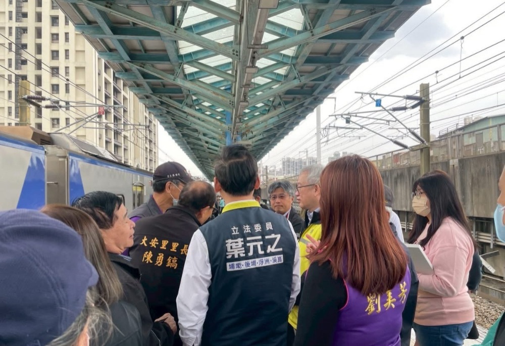 劉美芳會勘浮洲火車站 促台鐵年底完成修繕漏水增設座椅 218 248251201a09