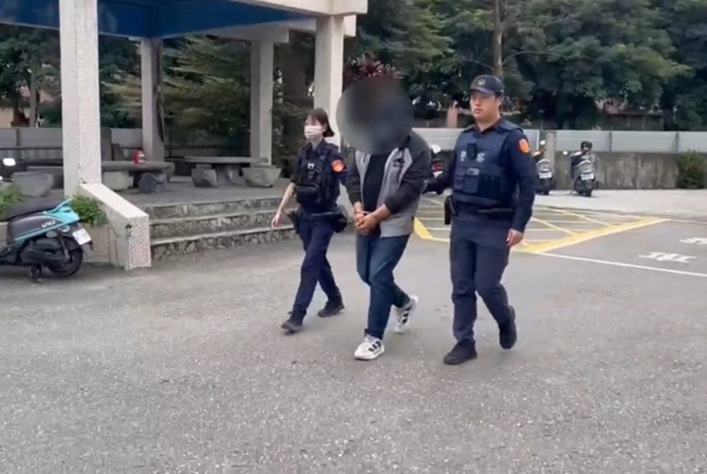 違停等友人買鹹酥雞 查獲改造手槍與安毒快篩涉毒駕 204 cnews204251201a05
