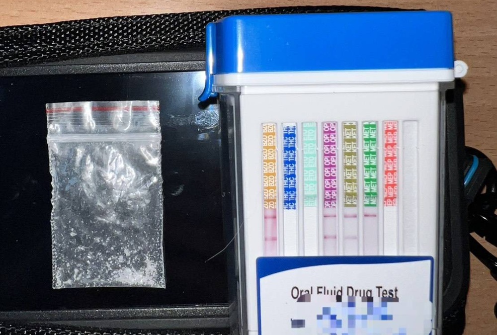 違停等友人買鹹酥雞 查獲改造手槍與安毒快篩涉毒駕 206 cnews204251201a07