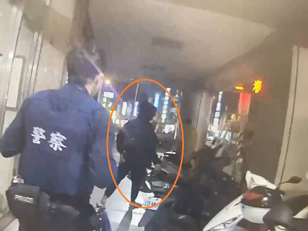 見警扔下朋友就跑 越籍男撲街警查出失聯通緝雙身分 200 cnews204251201a08