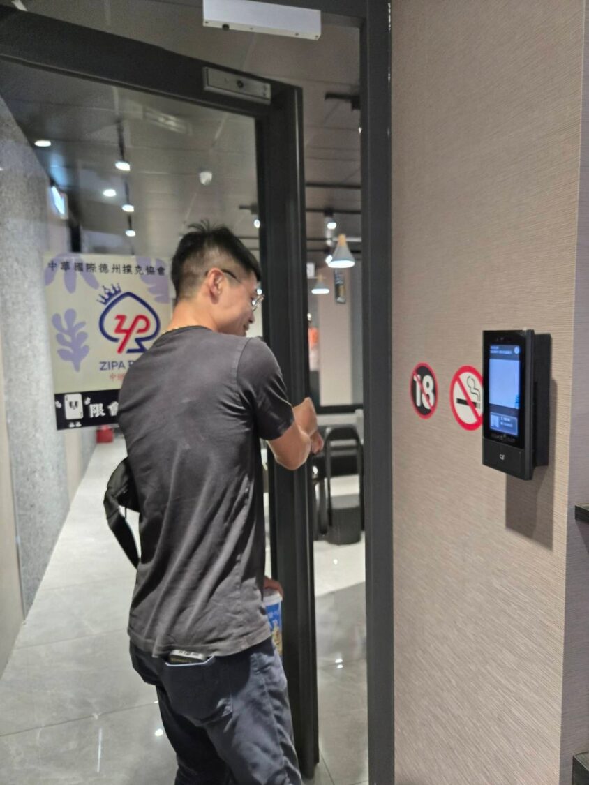 ZIPA POKER採用最新人臉識別系統辨識,只有會員及工作人員能入內。(圖/記者 蔡尚芸攝)