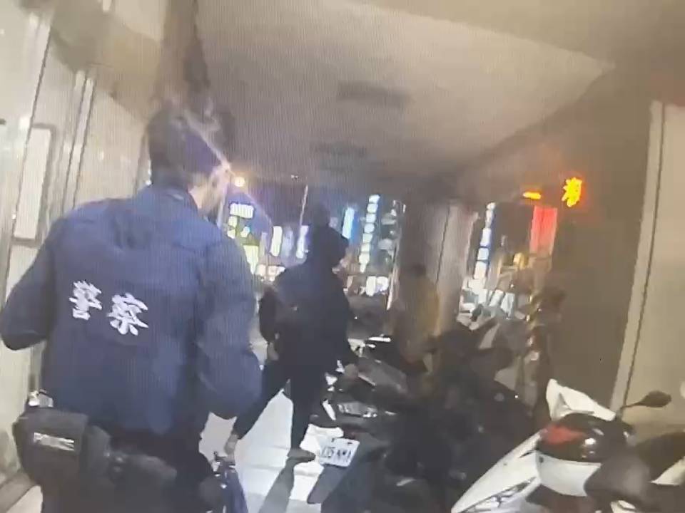 昨(30)日晚上8時桃園區復興路發生警匪追逐,阮男在武陵派出所員警執行臨檢逃離,最終被逮捕。經調查發現阮男因失聯與涉嫌詐騙案遭通緝,全案依法解送。(記者翻攝)