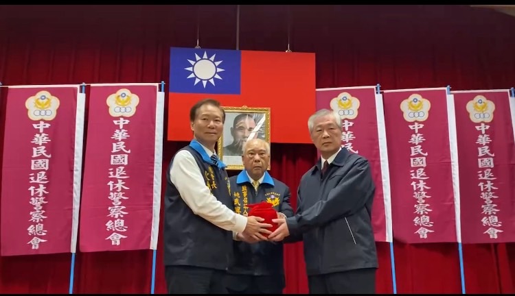 中華民國退休警察人員協會總會第11屆、第12屆總會長交接典禮,由監事召集人姚武寧(中)監交,新任總會長黃啟澤自卸任總會長耿繼文手中接下總會長印信。(記者 包克明 攝)
