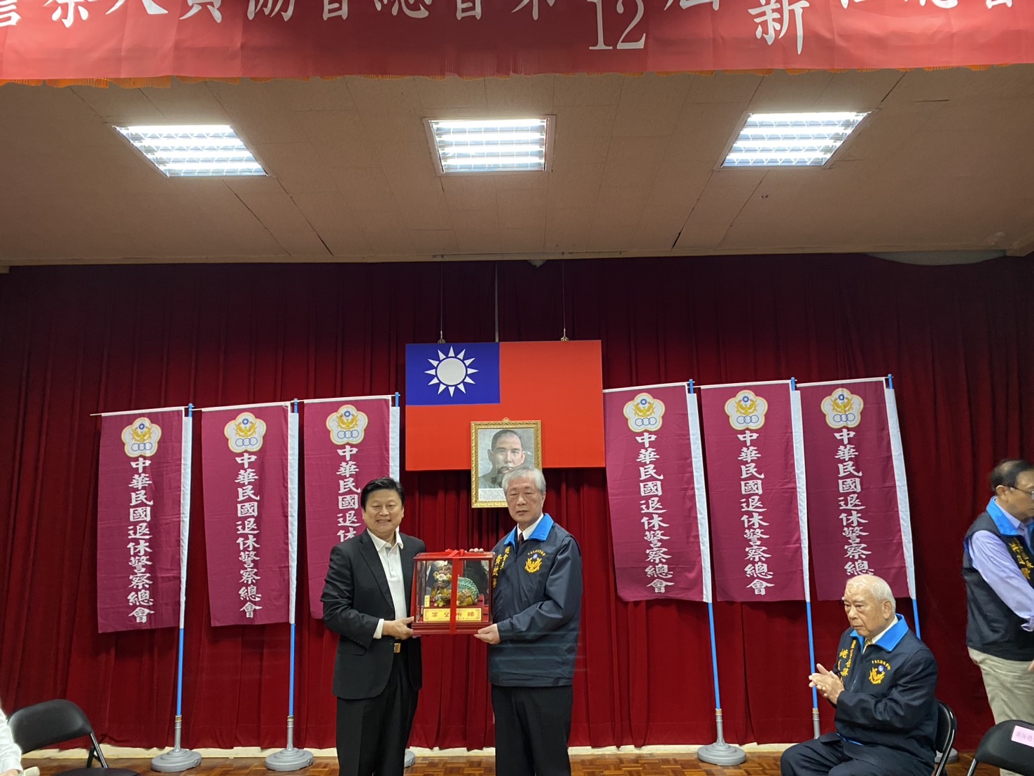國民黨立法院黨團總召傅崑萁致贈名家林俊亨作品鹿港窯交趾陶彩獅「眾望所歸」予新任總會長黃啟澤。(記者 包克明 攝)