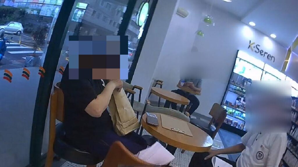 警方埋伏現場查獲準備與被害人進行現金面交的「女車手」,當場將其制伏並查扣相關證物。(圖/記者林家嘉翻攝)