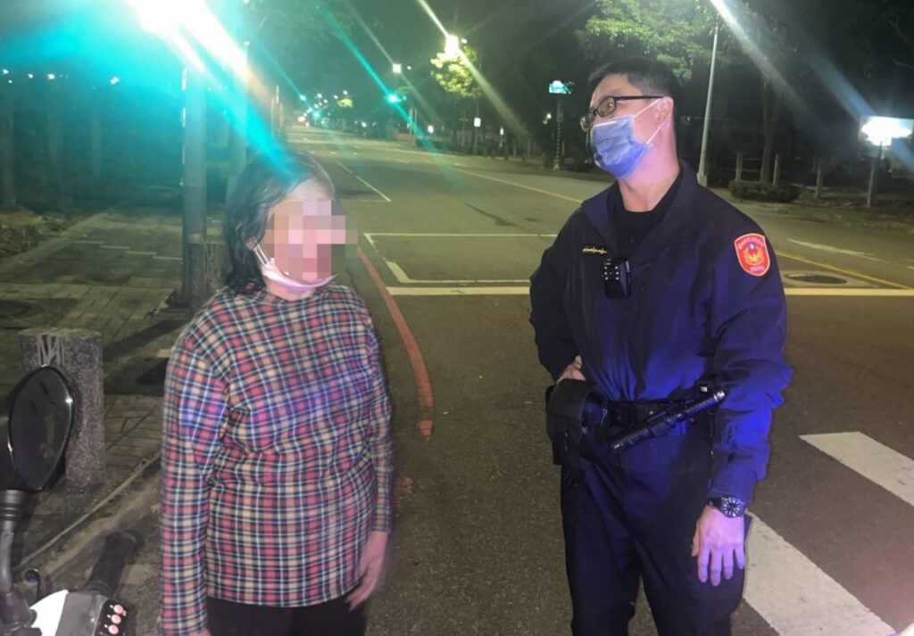 警方深夜於北屯重劃區尋獲徘徊街頭的失蹤老婦,立即上前關懷並平安護送返家。(圖/記者林家嘉翻攝)