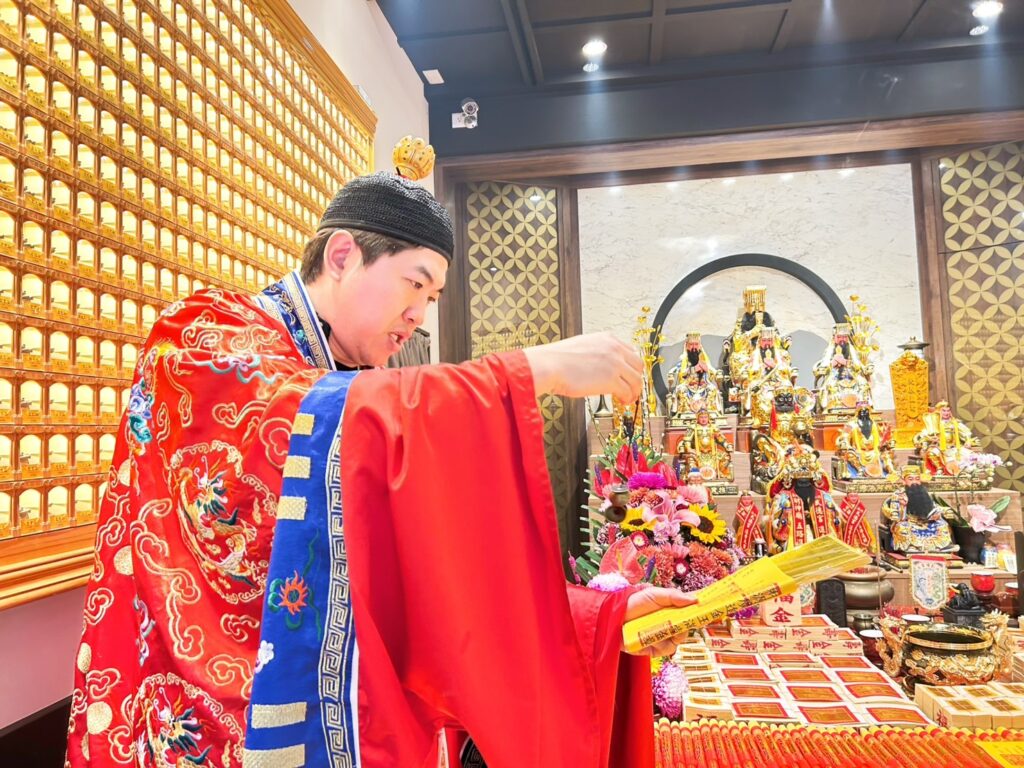 大乙道長以公開透明方式執行科儀服務。(圖/新竹財神殿提供)