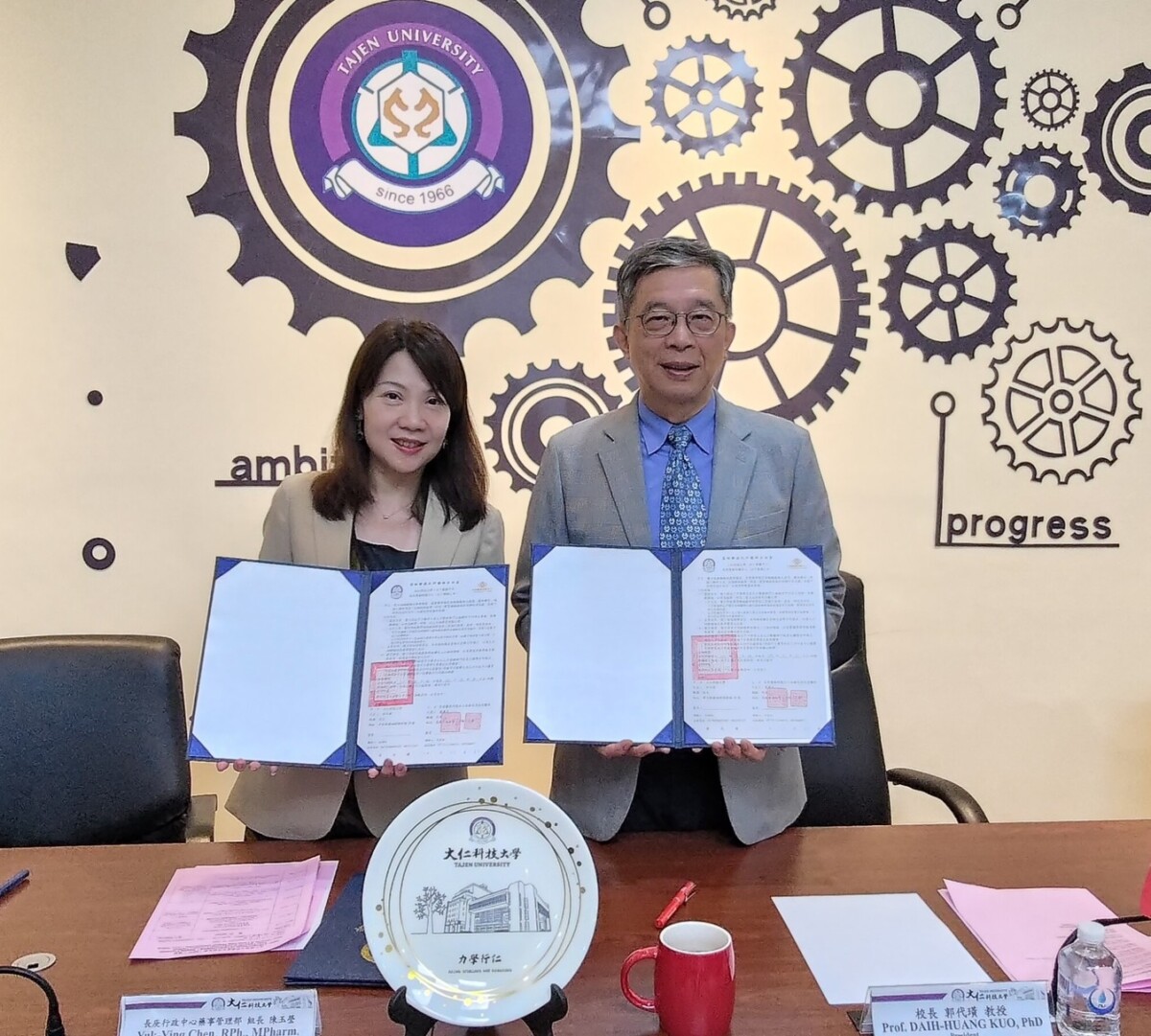 ▲長庚體系藥事管理部陳玉瑩組長與大仁科技大學郭代璜校長簽約合照。