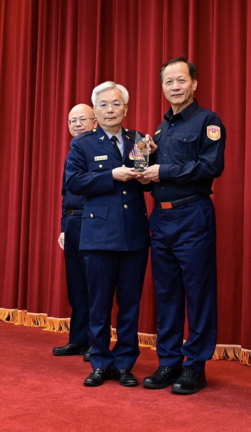 ▲雲林縣警局榮獲警政署114年警用裝備檢查團體乙組第一名殊榮，張榮興署長（左1）親自頒獎，由副局長詹登燦（右1）代表接受，肯定雲警在裝保成效的表現。(記者劉春生攝）