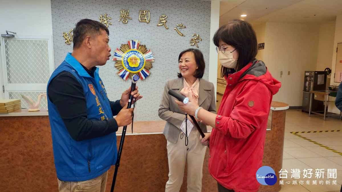藍文進先生(左)與新竹榮家白恩惠主任(中)及保健組組長周育蓮(右)分享AI智能手杖功能。