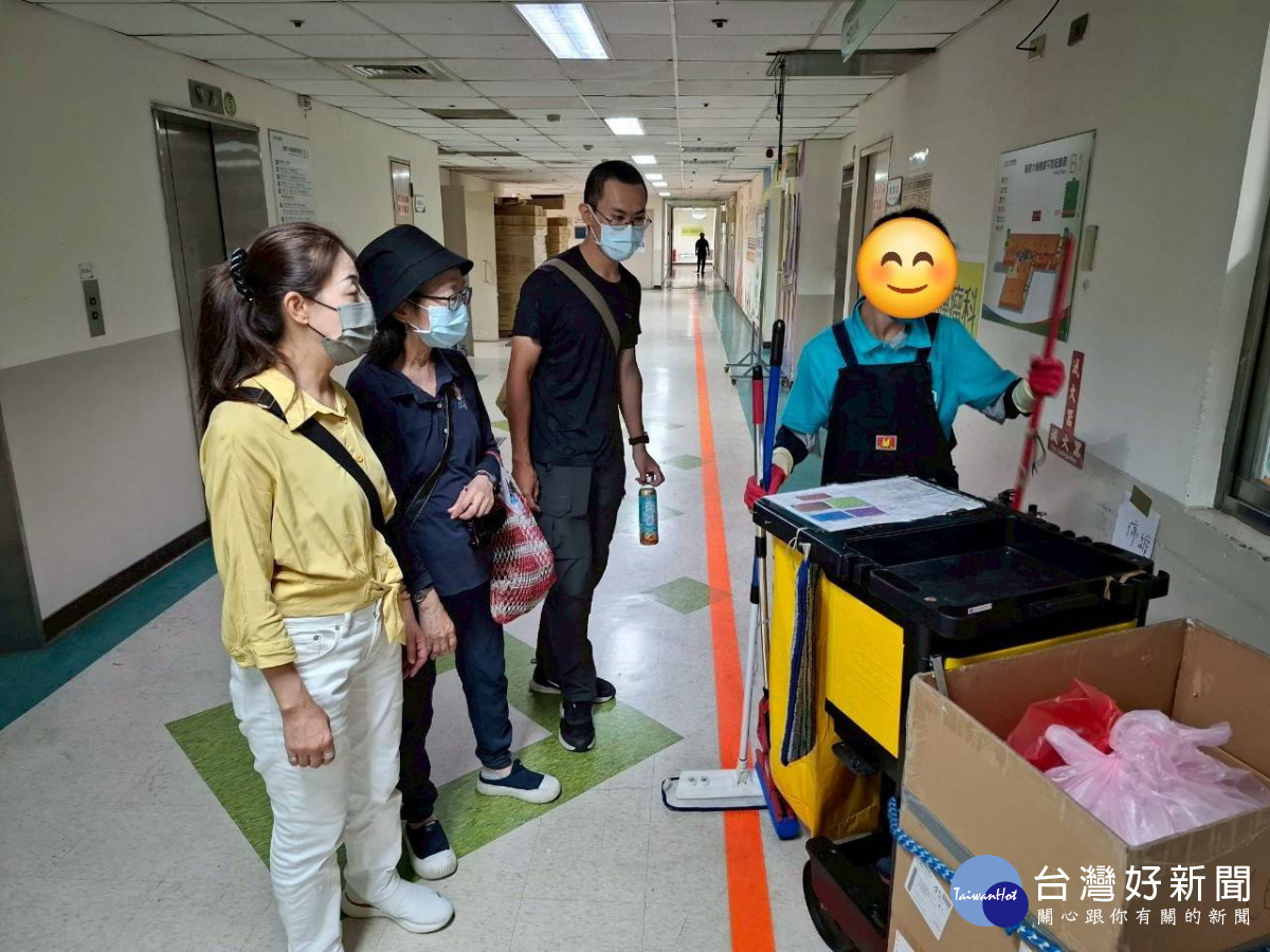 職場深耕就服員偕同督導及轉介者至職場協助服務對象穩定就業