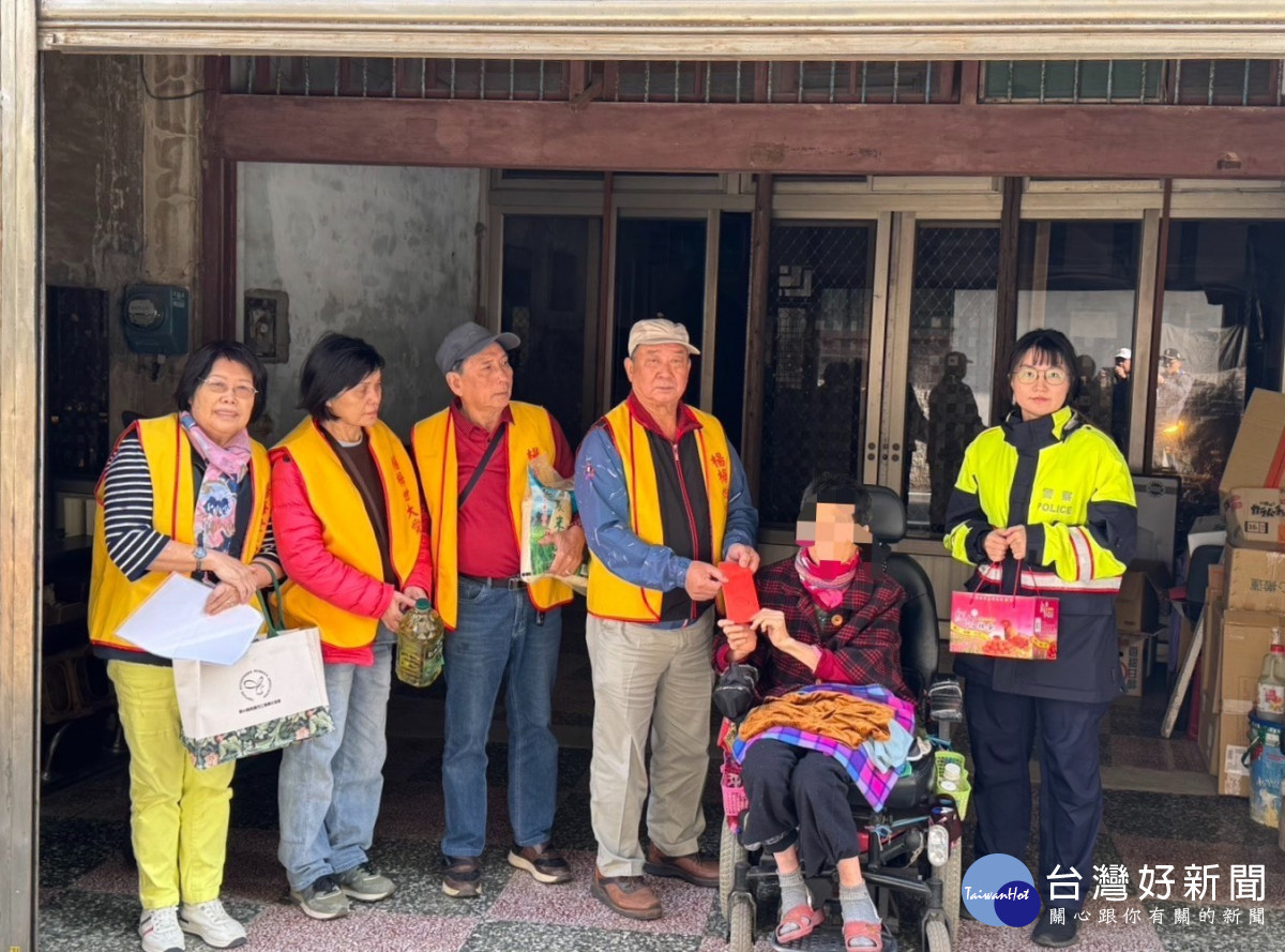 楊梅警結合愛心協會伸援手，關懷弱勢獨居婦人。