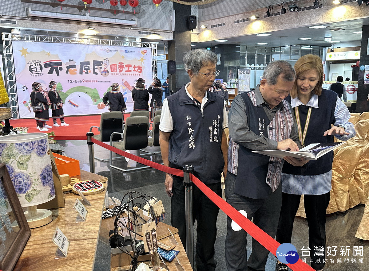 王副縣長林議員到文健站展示區巡禮，讚許攝影作品成功。（記者扶小萍攝）