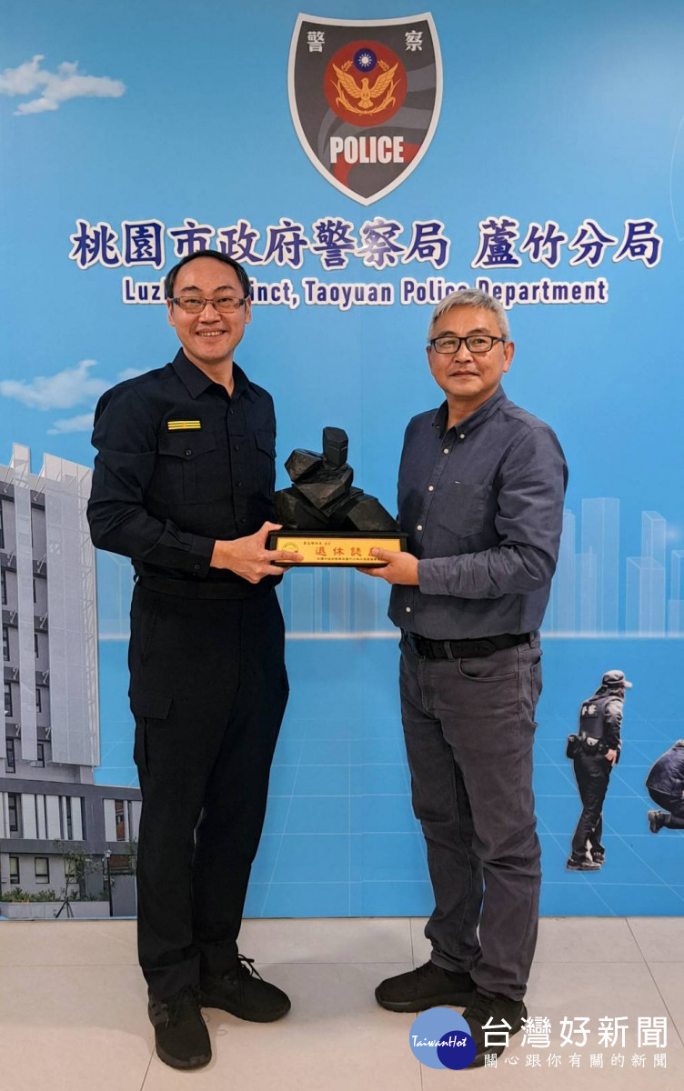 分局長楊贊鈞特別代表全體同仁致贈紀念品，高度肯定蘇組長任內卓越的貢獻與優異表現。