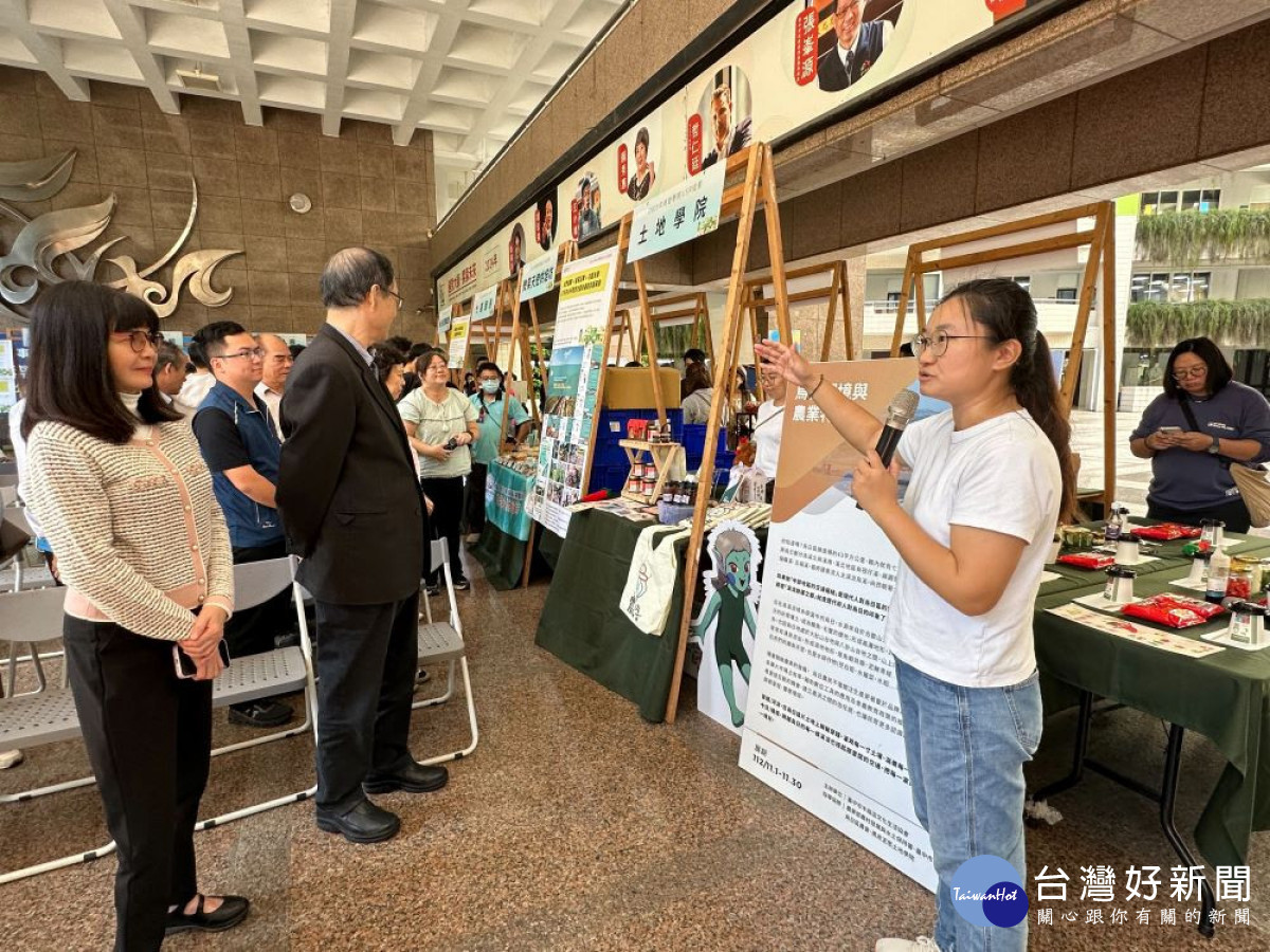 2025嶺東科大商管學院USR成果展暨食農教育市集活動-土地學院創辦人黃郁茹帶領貴賓走訪食農教育市集。(圖/嶺東科技大學)