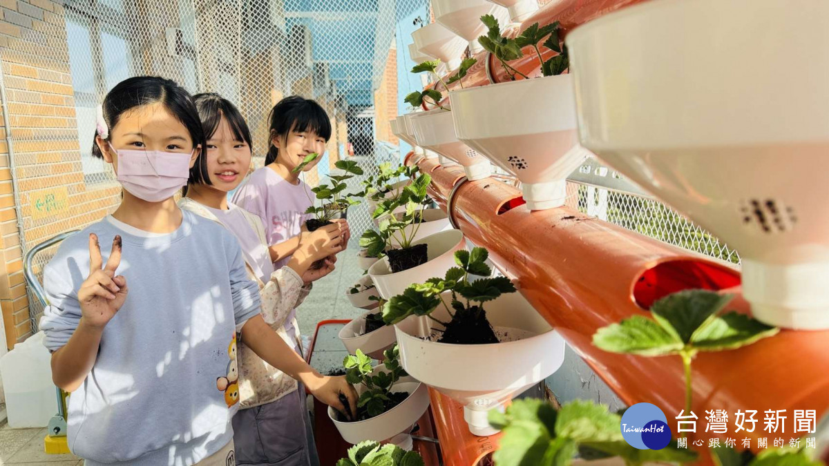雲林縣政府農業處以「AI智慧科技引領農業未來」,期望下一代更早接觸科技農業/縣府提供