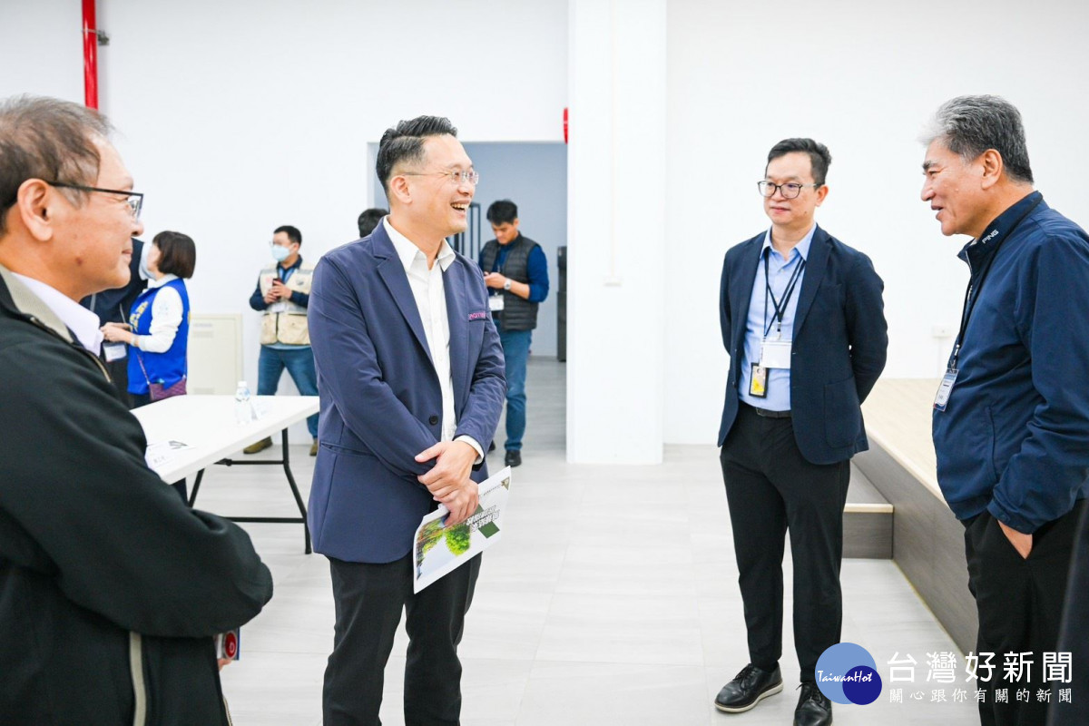 蘇副市長與貴賓交流河川整治心得。