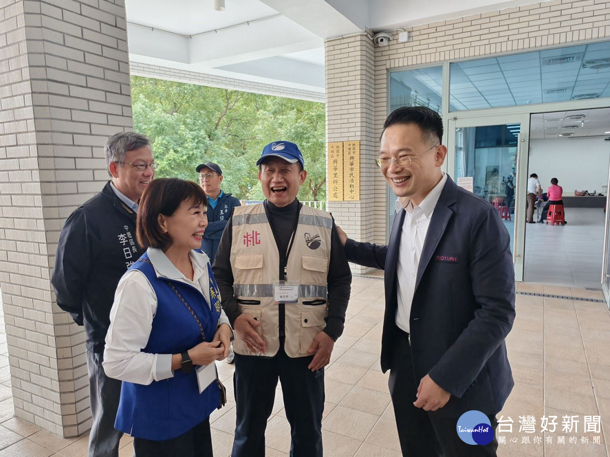 蘇副市長與現場貴賓親切互動。<br /><br /> <br /><br />