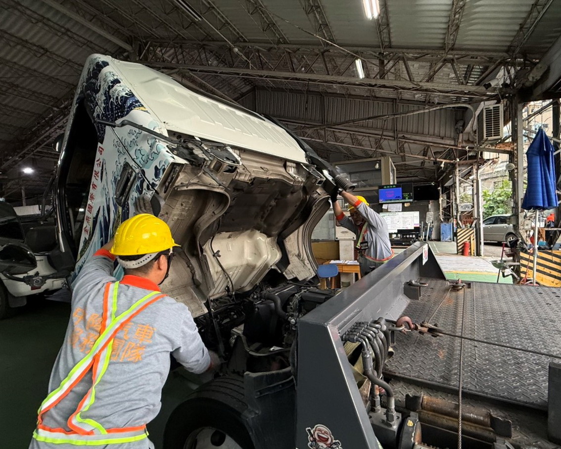 圖／中隆汽車技師進行柴油車專業檢測與維修。（新北市政府環保局提供）