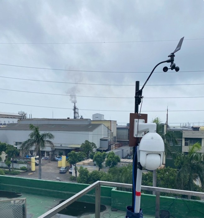圖／AI判煙系統設備實景展示，可即時擷取影像並進行煙度分析，提供準確、穩定的環境監測能力，用於各縣市環保單位與企業端場域。（東海大學 提供）