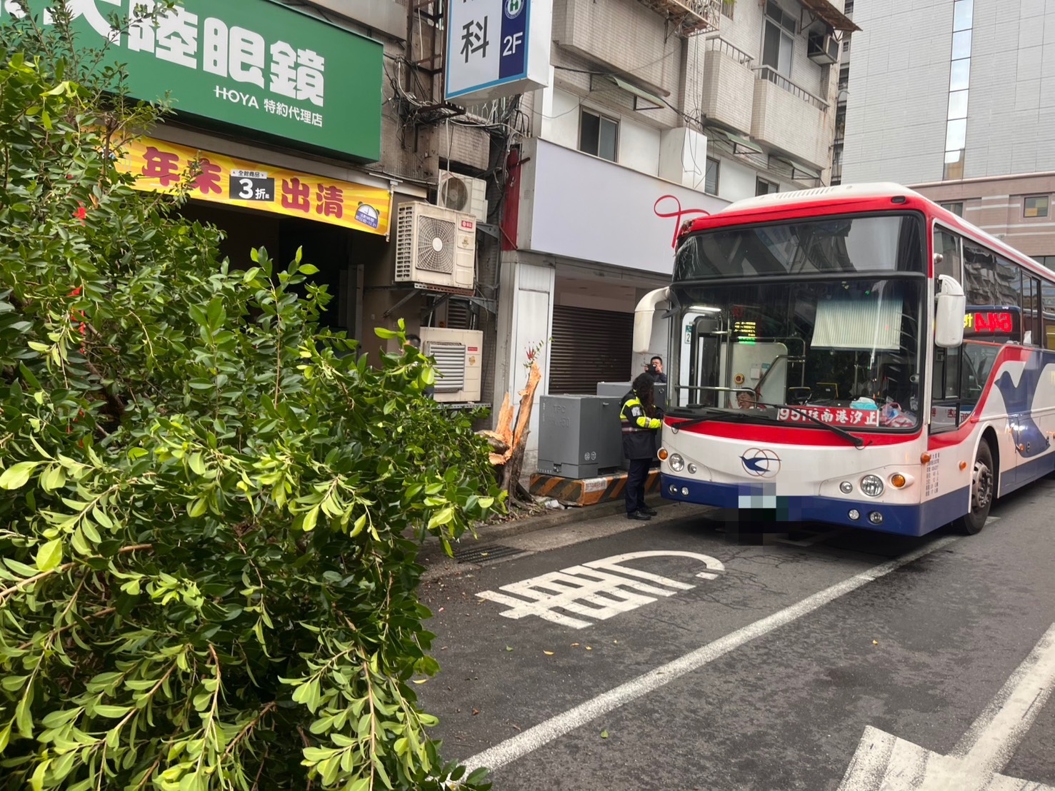 新北市新店區中正路一帶，今（2）日上午7時許傳出公車自撞事故。