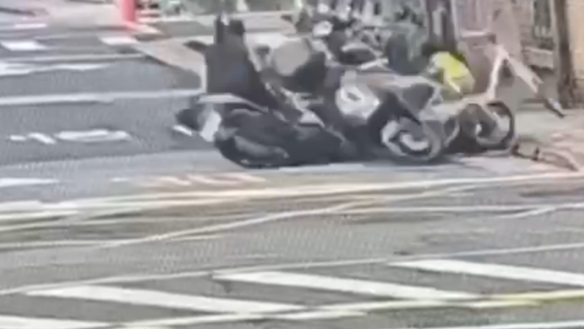 25歲凌姓男子在12小時內豪飲約15瓶啤酒後,酒意未消就騎車上路。卻因不勝酒力在松山區三民路一帶失控,一連撞倒路邊停放的4輛機車和1輛腳踏車。