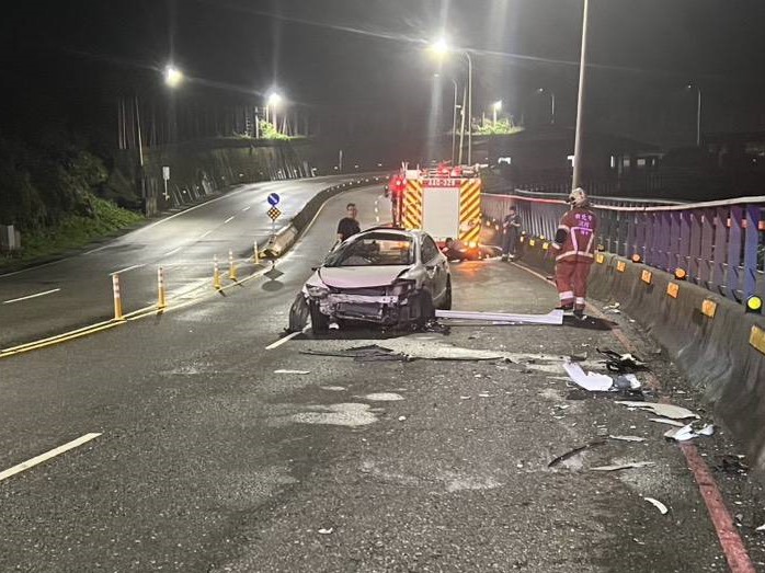 李男疑因車速過快,導致車輛在路面打滑失控,隨後自撞路邊護欄,因撞擊力道猛烈,車輛反彈後逆向停在外側車道。