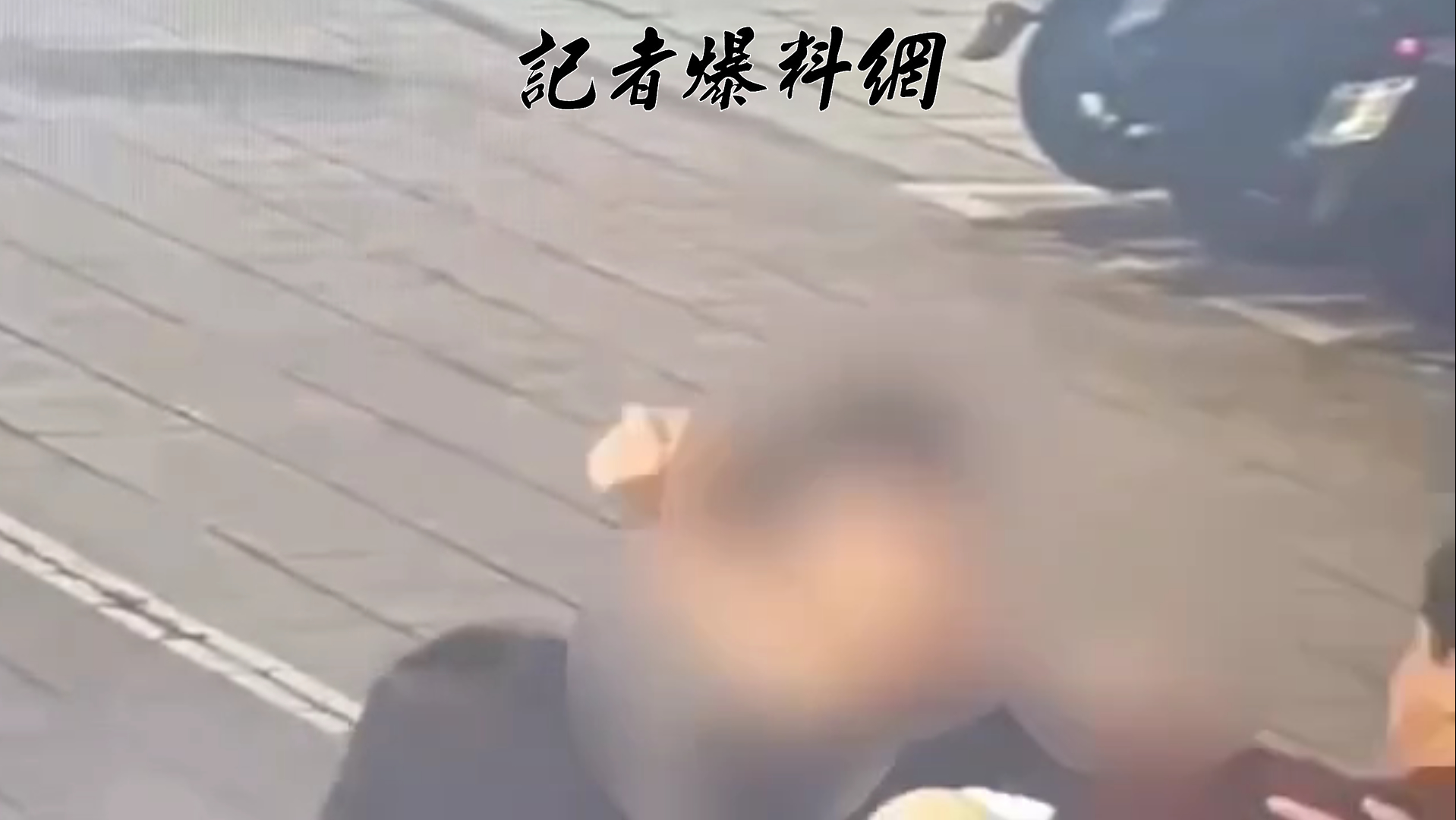 吳姓男子將車輛違規停在夜市入口處,看見3位來自馬來西亞的遊客持手機拍攝其車牌,誤以為對方是檢舉魔人,憤而上前理論並爆發肢體衝突。