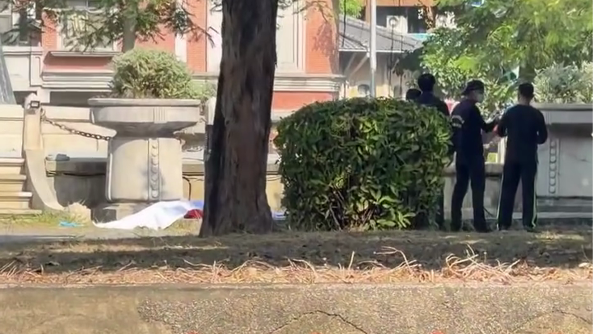 ▲湯德章公園驚傳憾事!1人倒臥地面亡,死者身份待確認(圖/Threads/leee1997提供;未經授權請勿翻攝)