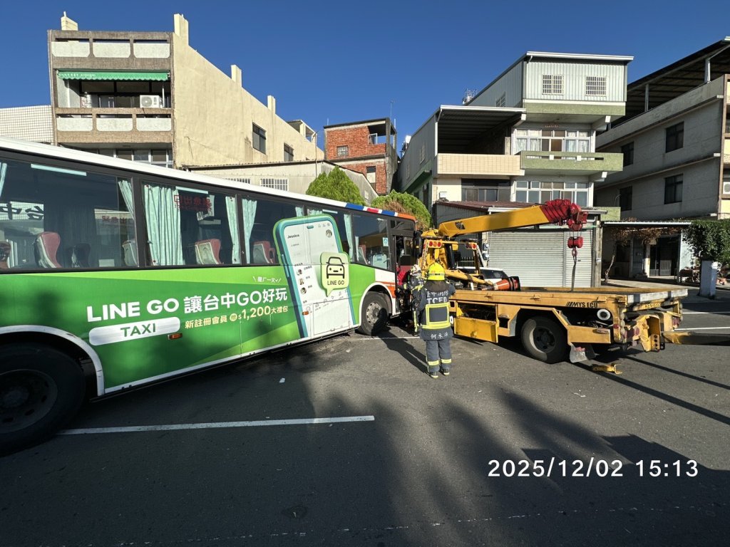 公車突跨越對向車道！霧峰中正路連環撞　3人受傷送醫