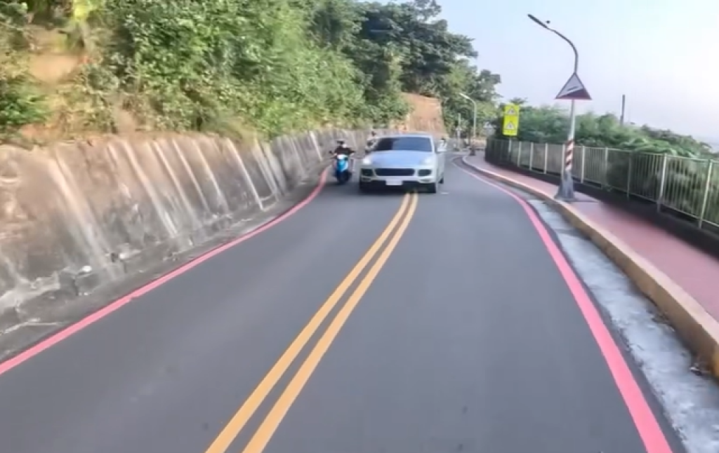 保時捷壓雙黃線超車被檢舉警回「車牌模糊」?-網傻眼:明明一清二楚